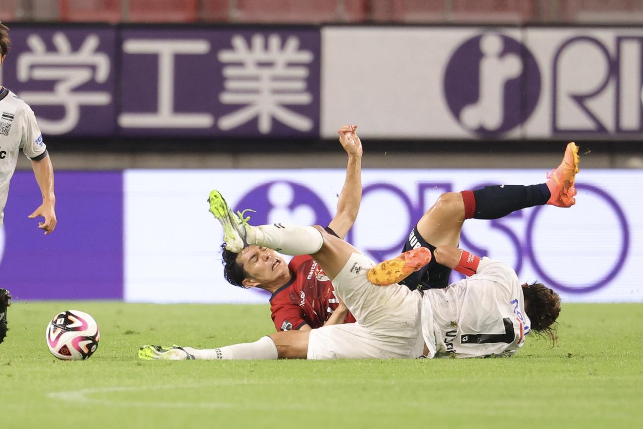 鹿島対G大阪　前半、競り合う鹿島知念（左）とG大阪宇佐美（撮影・河田真司）