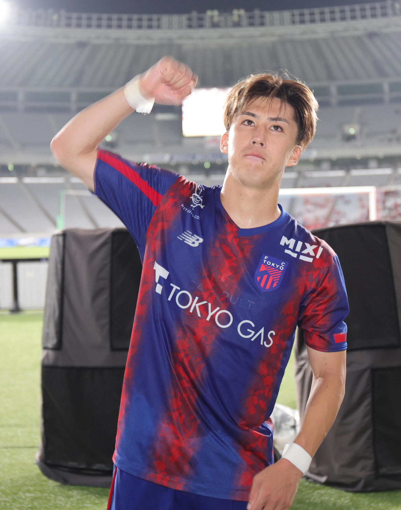 東京対札幌　サポーターと勝利を喜ぶ東京安斎（撮影・野上伸悟）