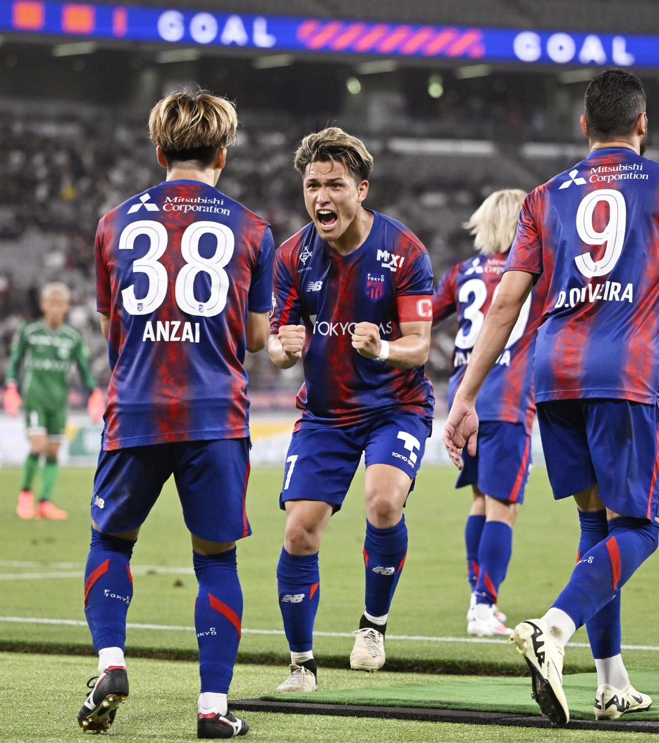 FC東京対札幌　後半、決勝ゴールを決めた安斎を祝福するFC東京・松木（中央）（共同）