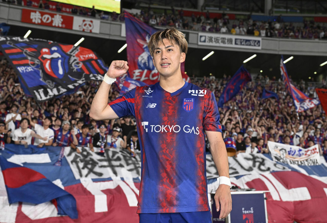 FC東京対札幌　札幌に競り勝ち、笑顔でポーズをとるFC東京・安斎（共同）