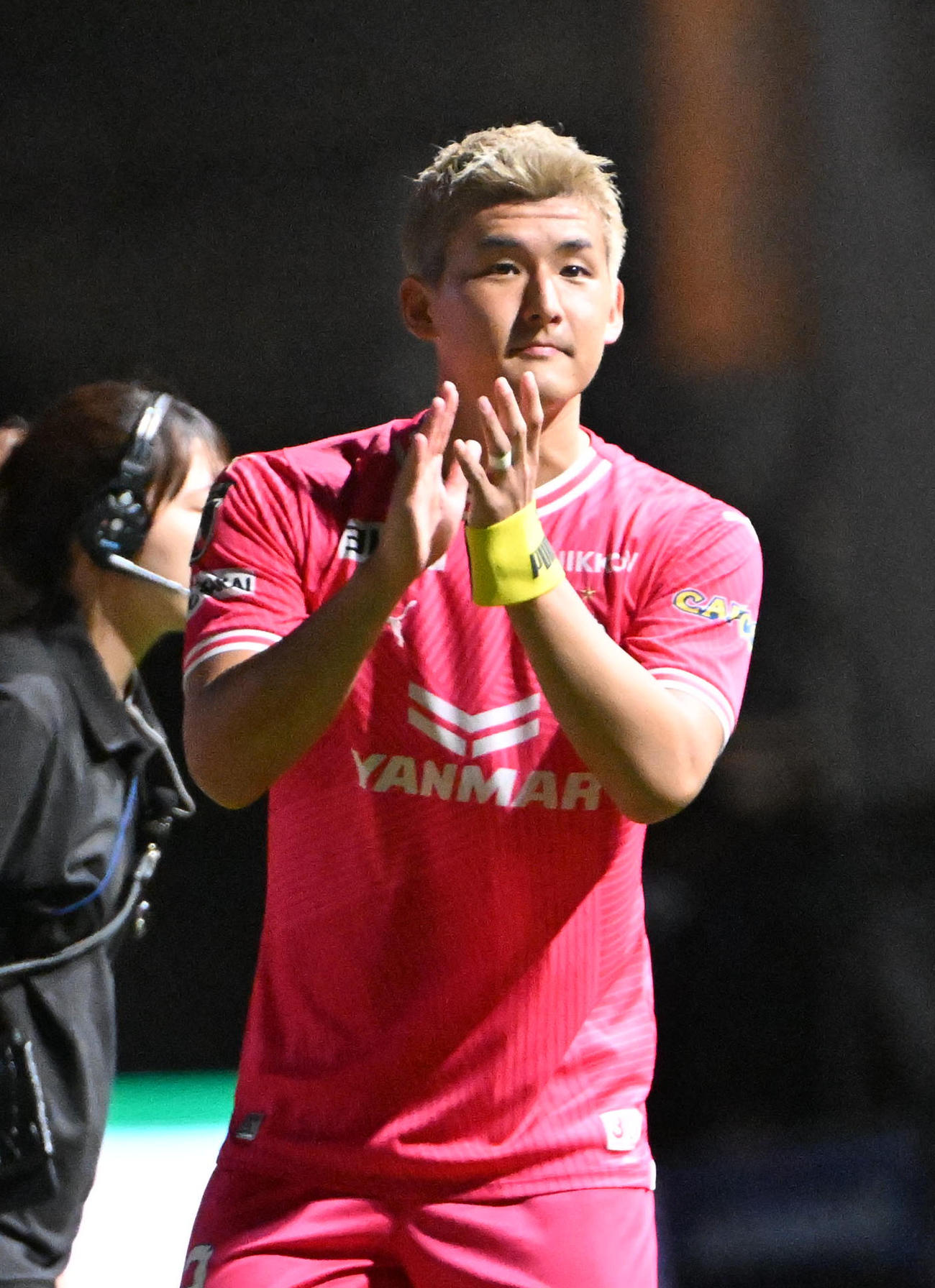 C大阪対鳥栖　試合終了後、サポーターにあいさつをするC大阪西尾（撮影・石井愛子）