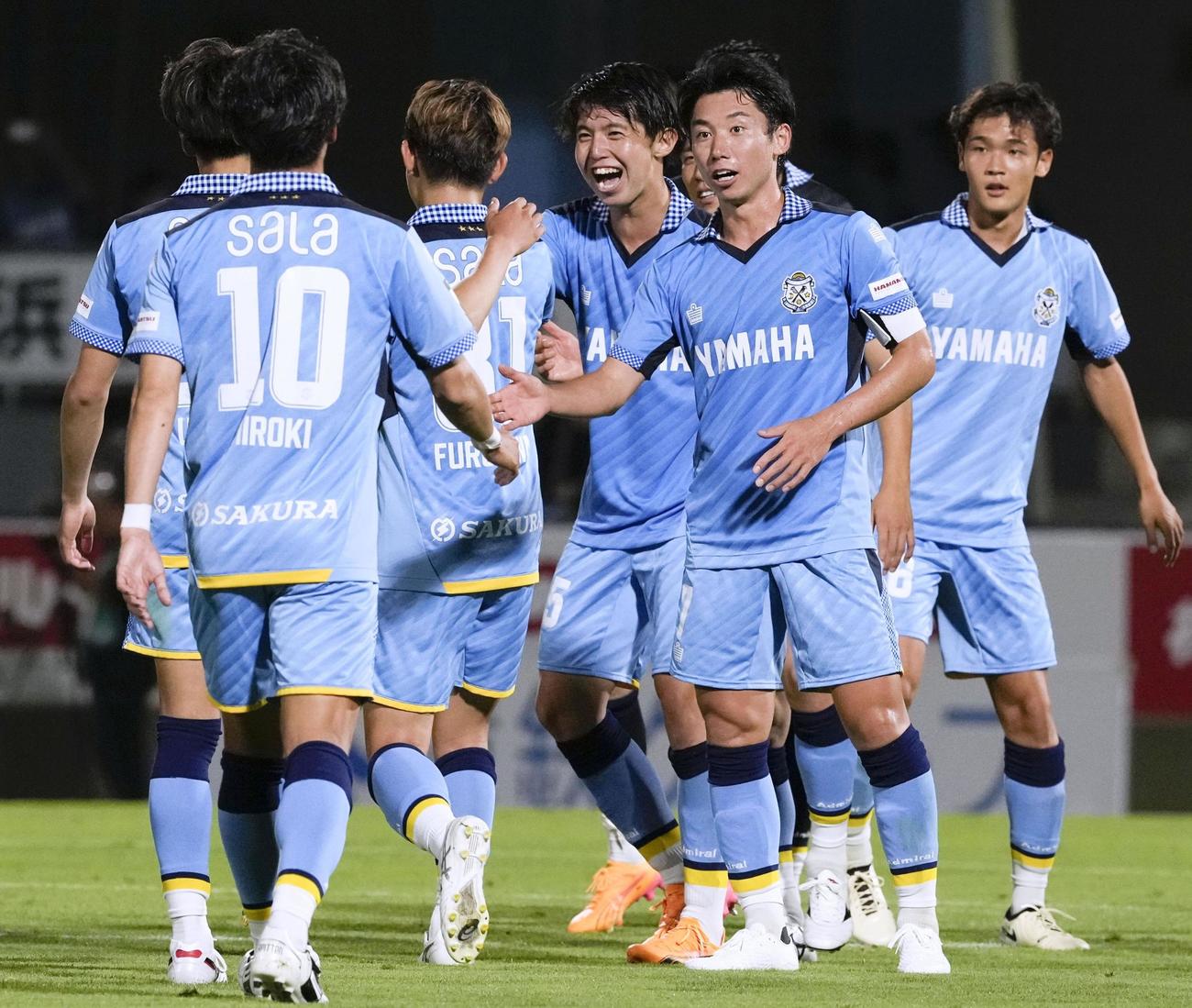 東京Vに勝利し喜ぶ磐田イレブン（共同）