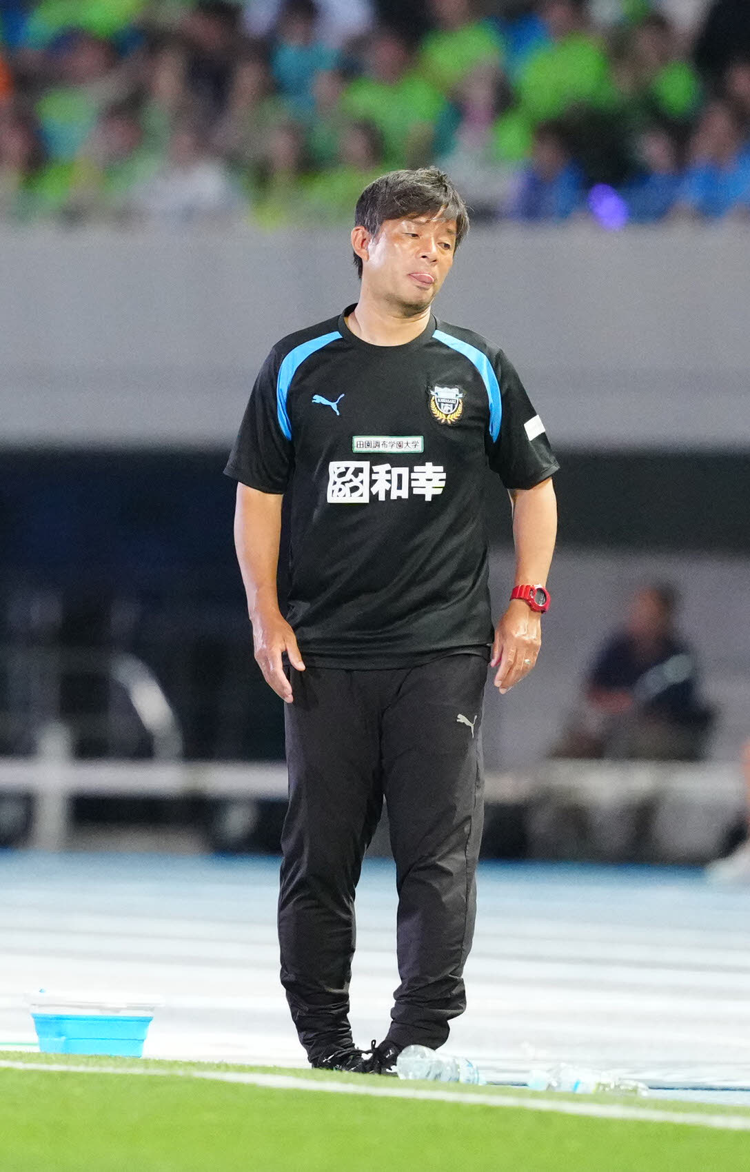 川崎F対湘南　試合終了のホイッスルを聞き、厳しい表情の川崎F鬼木監督（撮影・江口和貴）