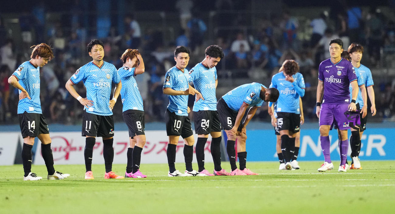 川崎F対湘南　湘南に引き分け、整列する川崎Fの選手たち（撮影・江口和貴）