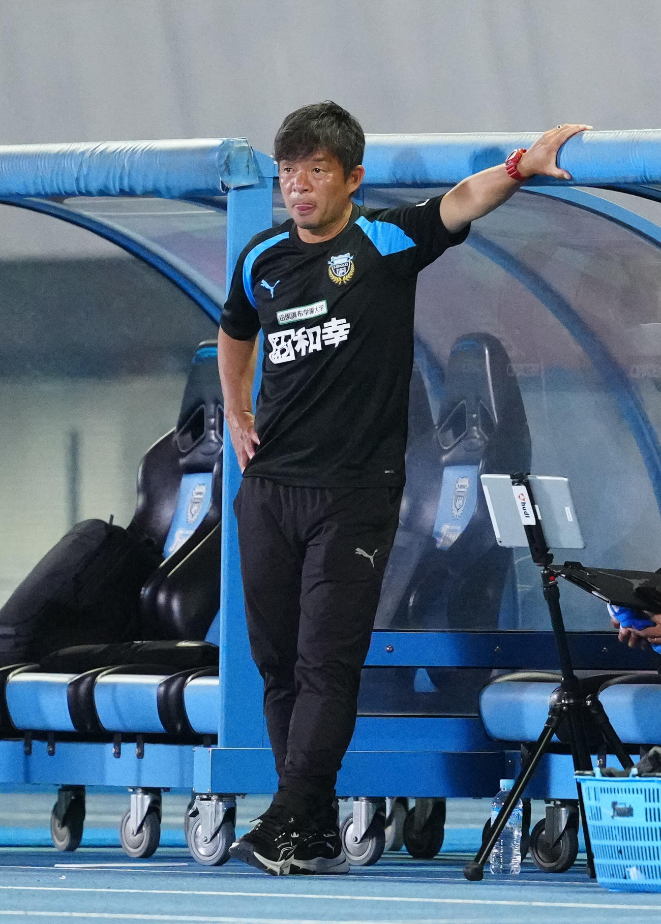 川崎F対湘南　試合後、ベンチ前に立つ川崎F鬼木監督（撮影・江口和貴）