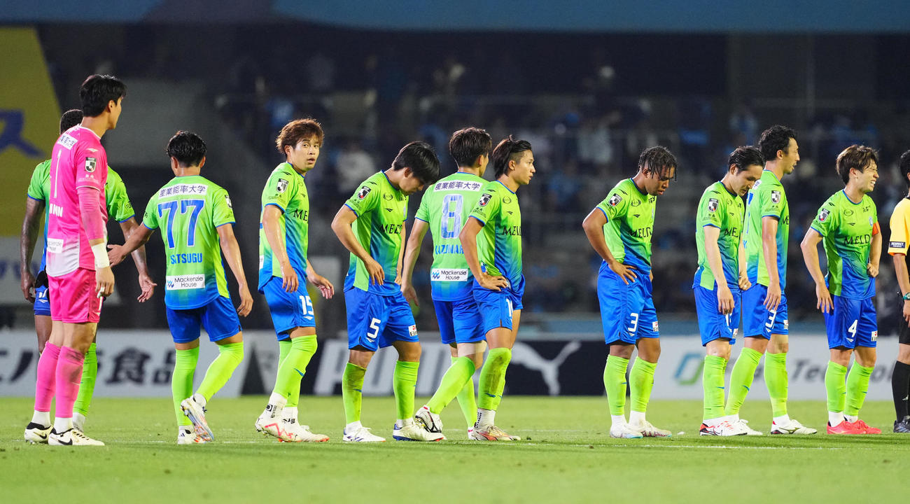 川崎F対湘南　川崎Fに引き分け、整列する湘南の選手たち（撮影・江口和貴）