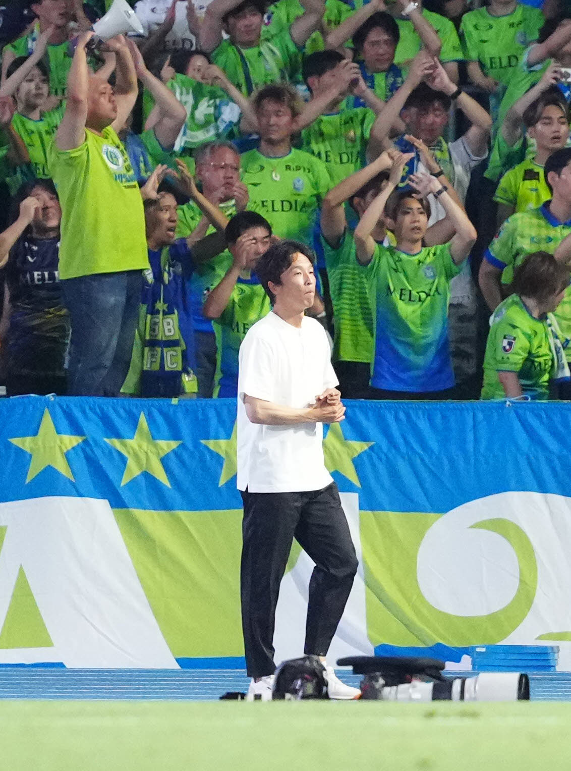 川崎F対湘南　試合後、サポーターにあいさつし引き揚げる湘南山口監督（撮影・江口和貴）