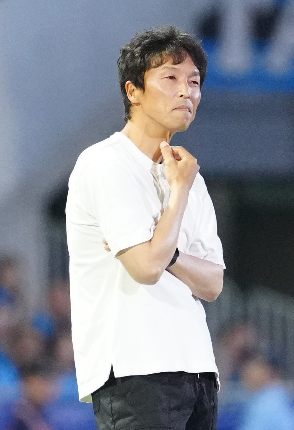 川崎F対湘南　前半、厳しい表情を見せる湘南山口監督（撮影・江口和貴）