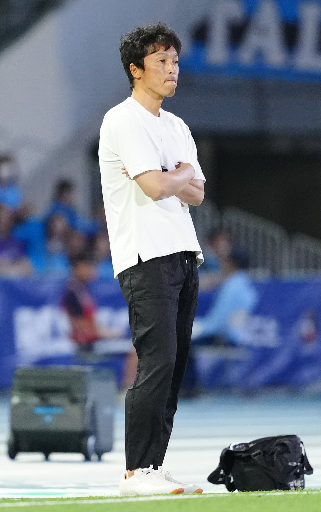 川崎F対湘南　前半、戦況を見つめる湘南山口監督（撮影・江口和貴）