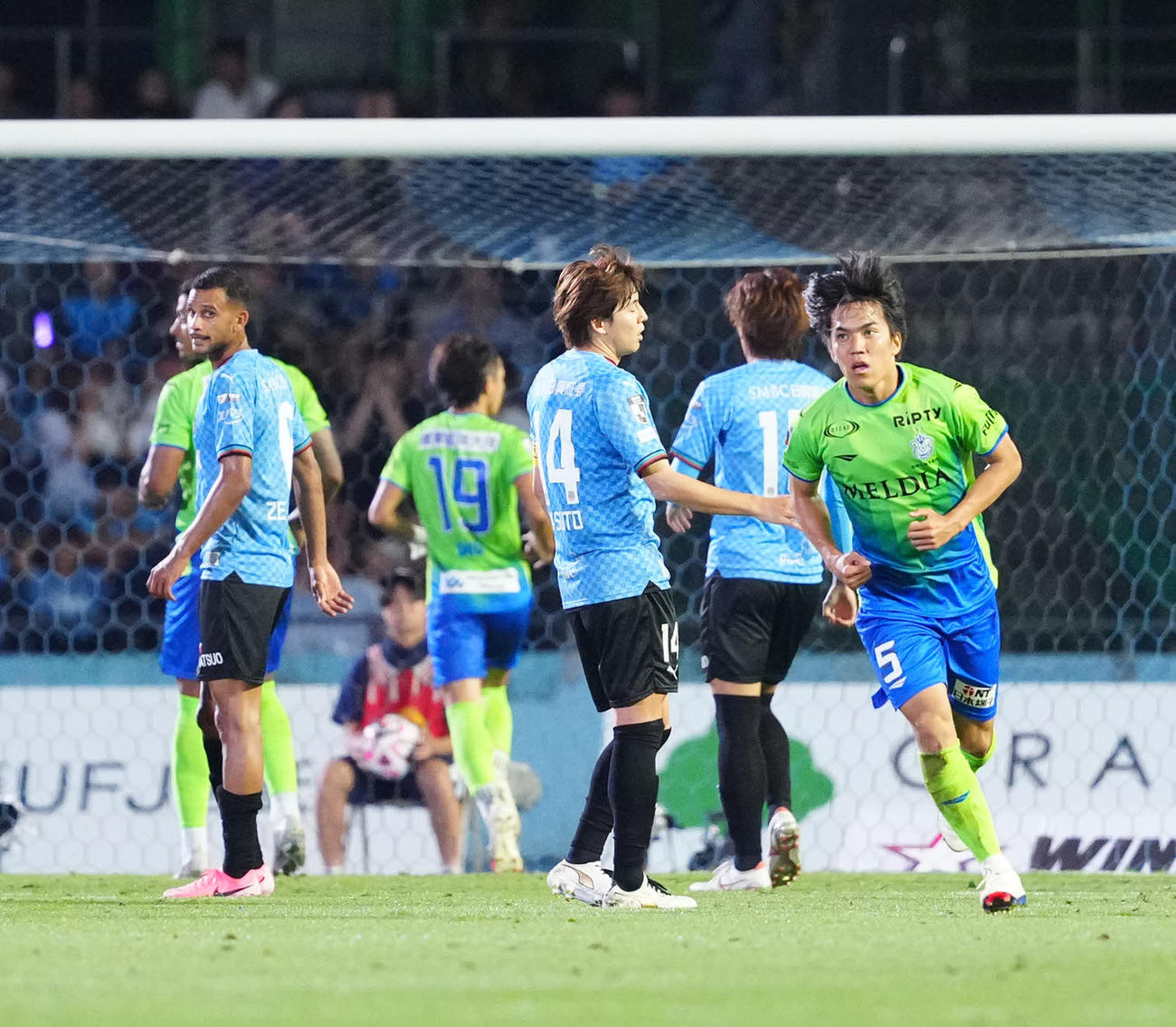 川崎F対湘南　後半、同点ゴールを決めた湘南田中（右端）（撮影・江口和貴）