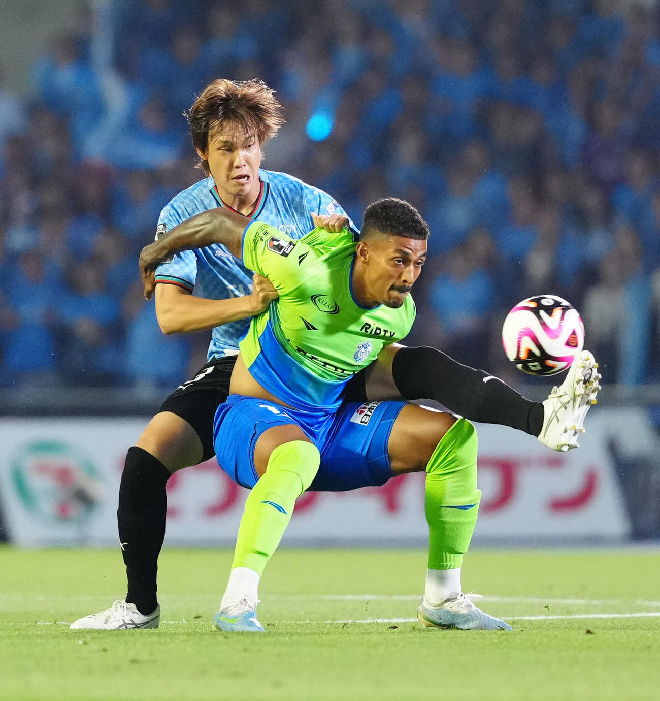 川崎F対湘南　前半、競り合う湘南ルキアン（手前）と川崎F大南（撮影・江口和貴）