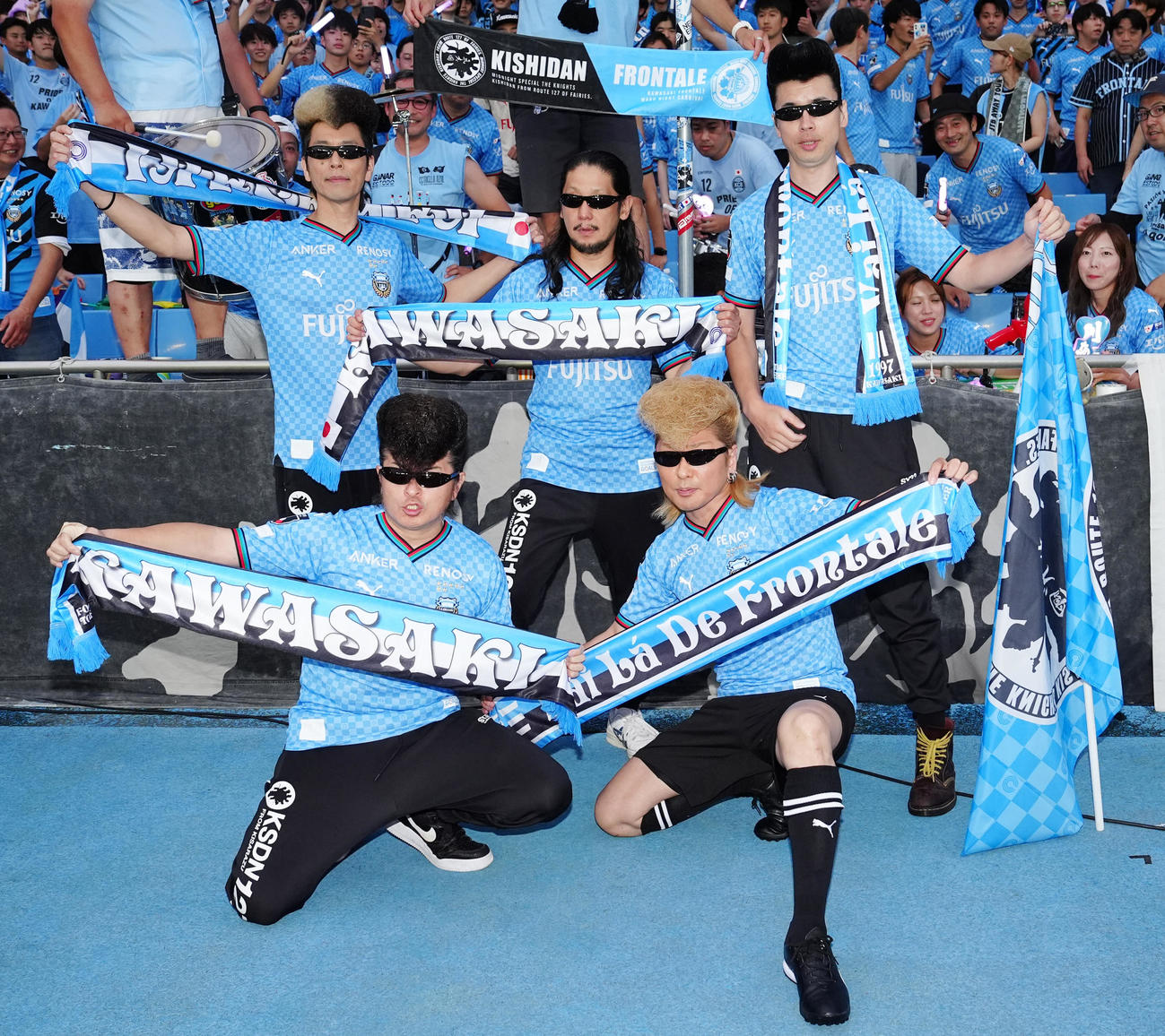 川崎F対湘南　試合前、始球式に臨み写真に納まる綾小路翔（手前右）ら氣志團のメンバー（撮影・江口和貴）