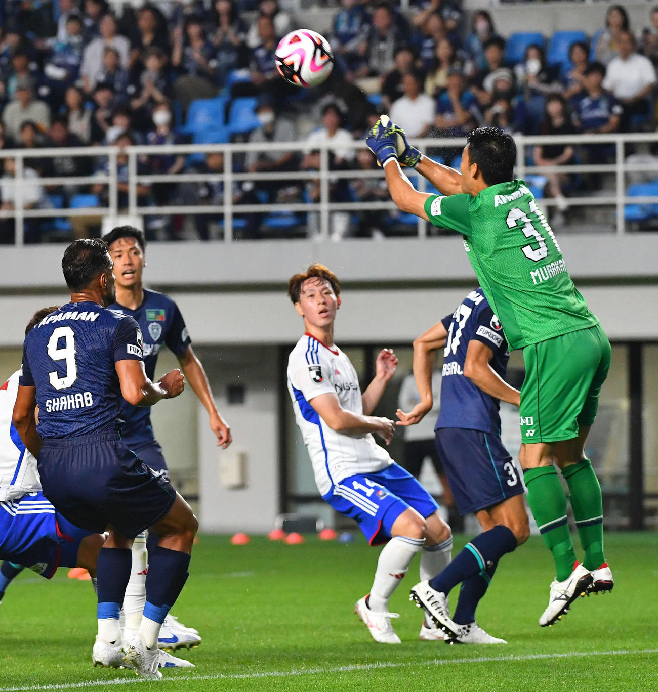 福岡対横浜　前半、ゴールを死守する福岡GK村上（右）（撮影・岩下翔太）