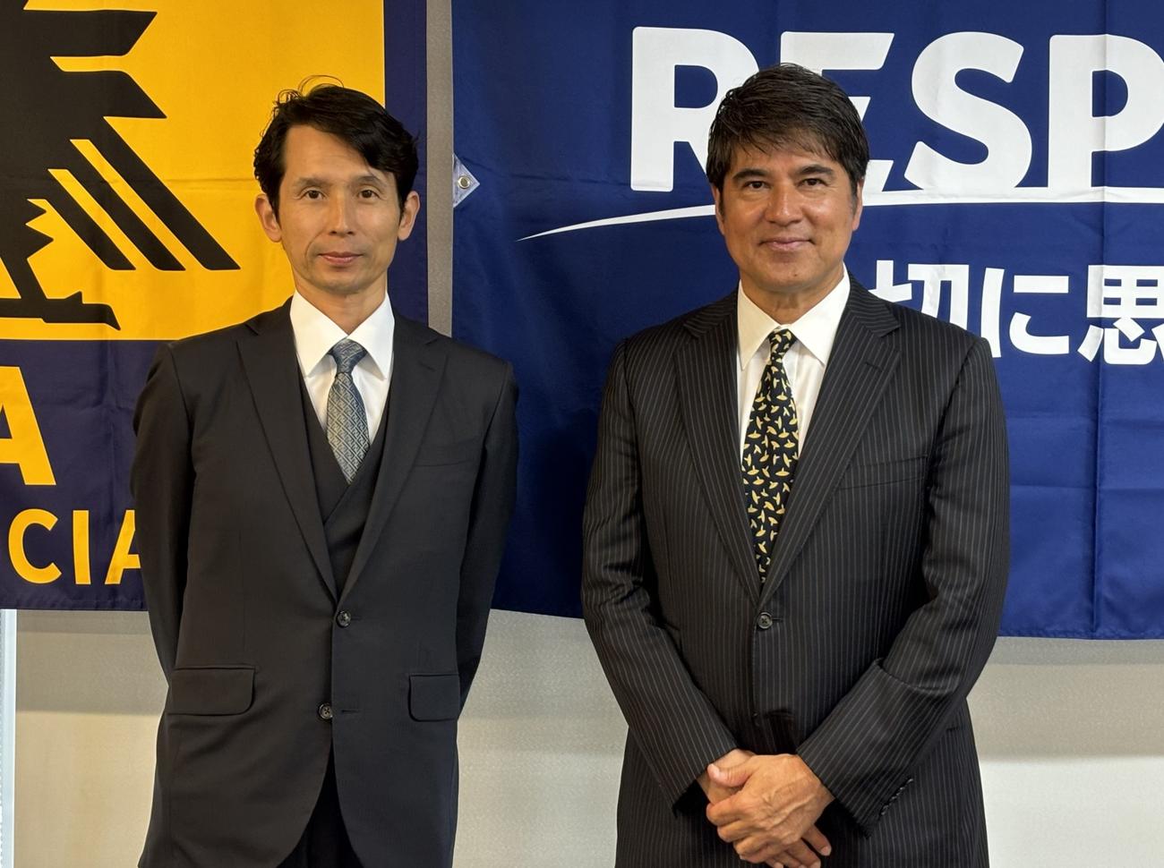 大阪府サッカー協会の会長に就任した永島昭浩氏（右）と新専務理事の高砂明弘氏（撮影・永田淳）