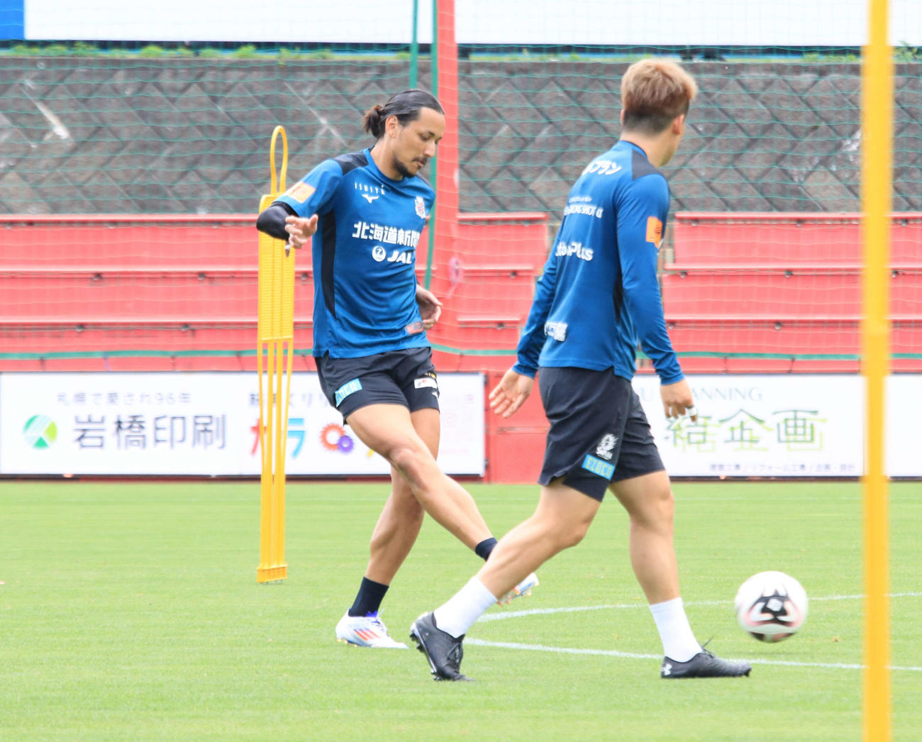 新潟戦前日練習に参加する札幌大崎（左）（撮影・保坂果那）