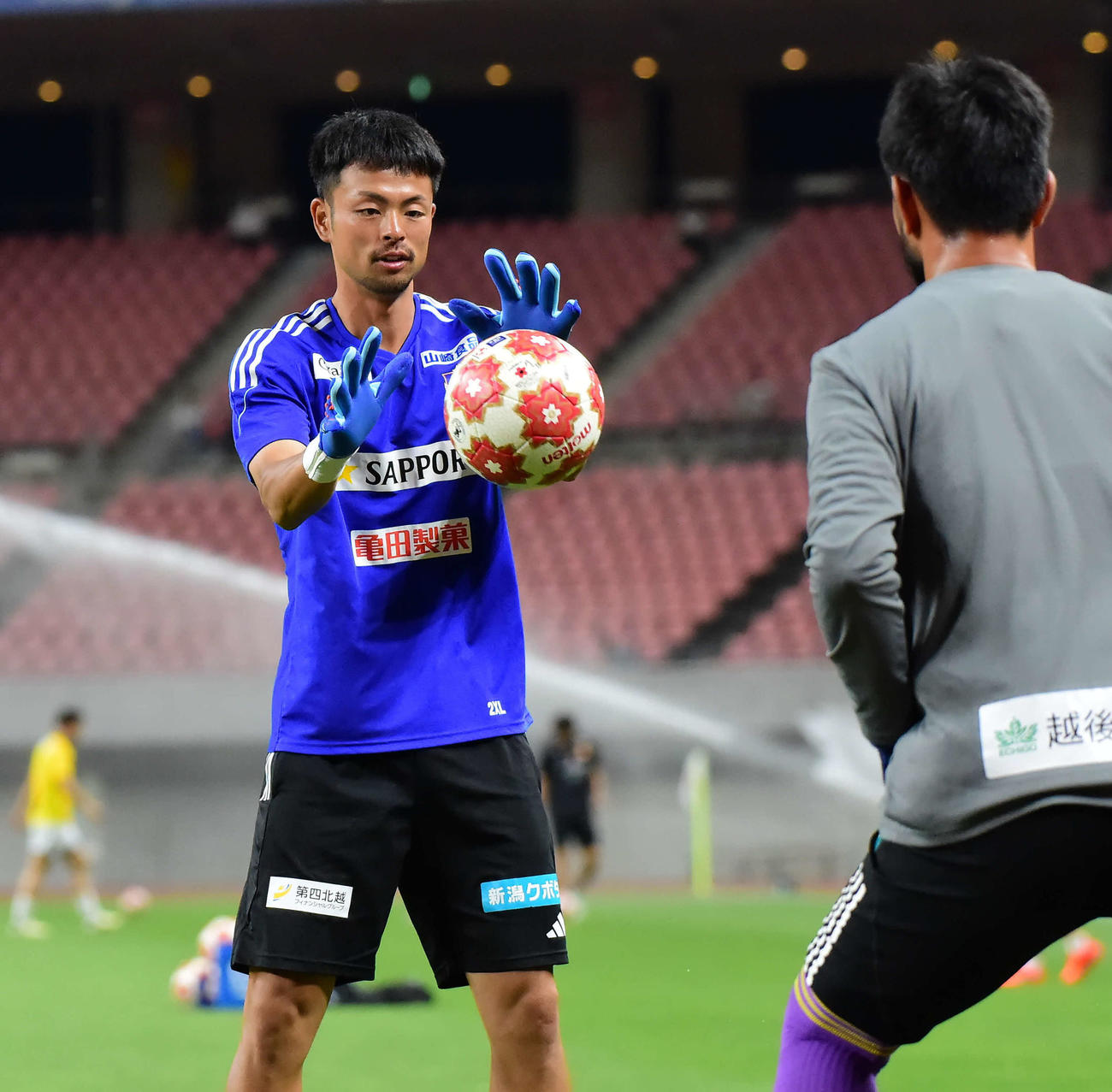 GK練習を行う新潟・渡辺泰GKコーチ
