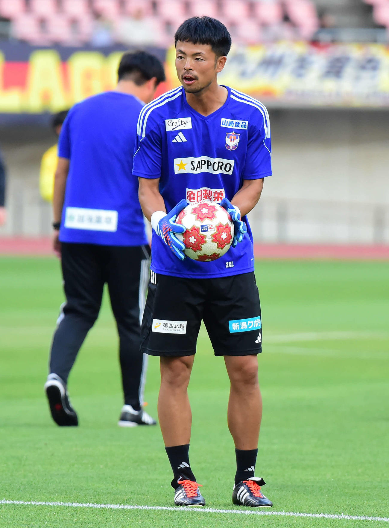 GK練習を行う新潟・渡辺泰GKコーチ