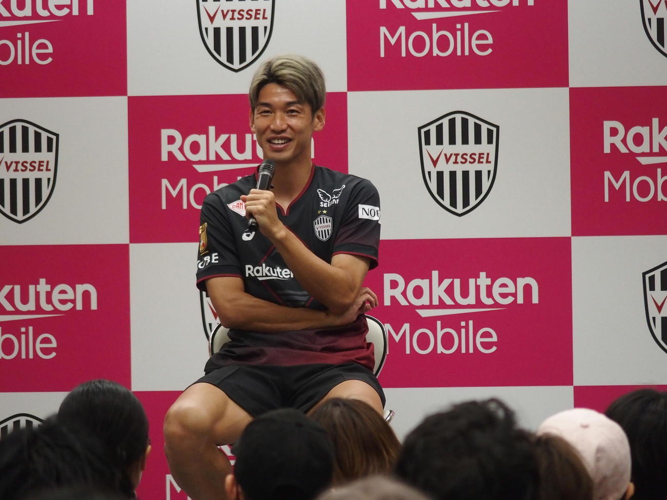 ファンからの質問に笑顔を見せる神戸FW大迫勇也（撮影・永田淳）