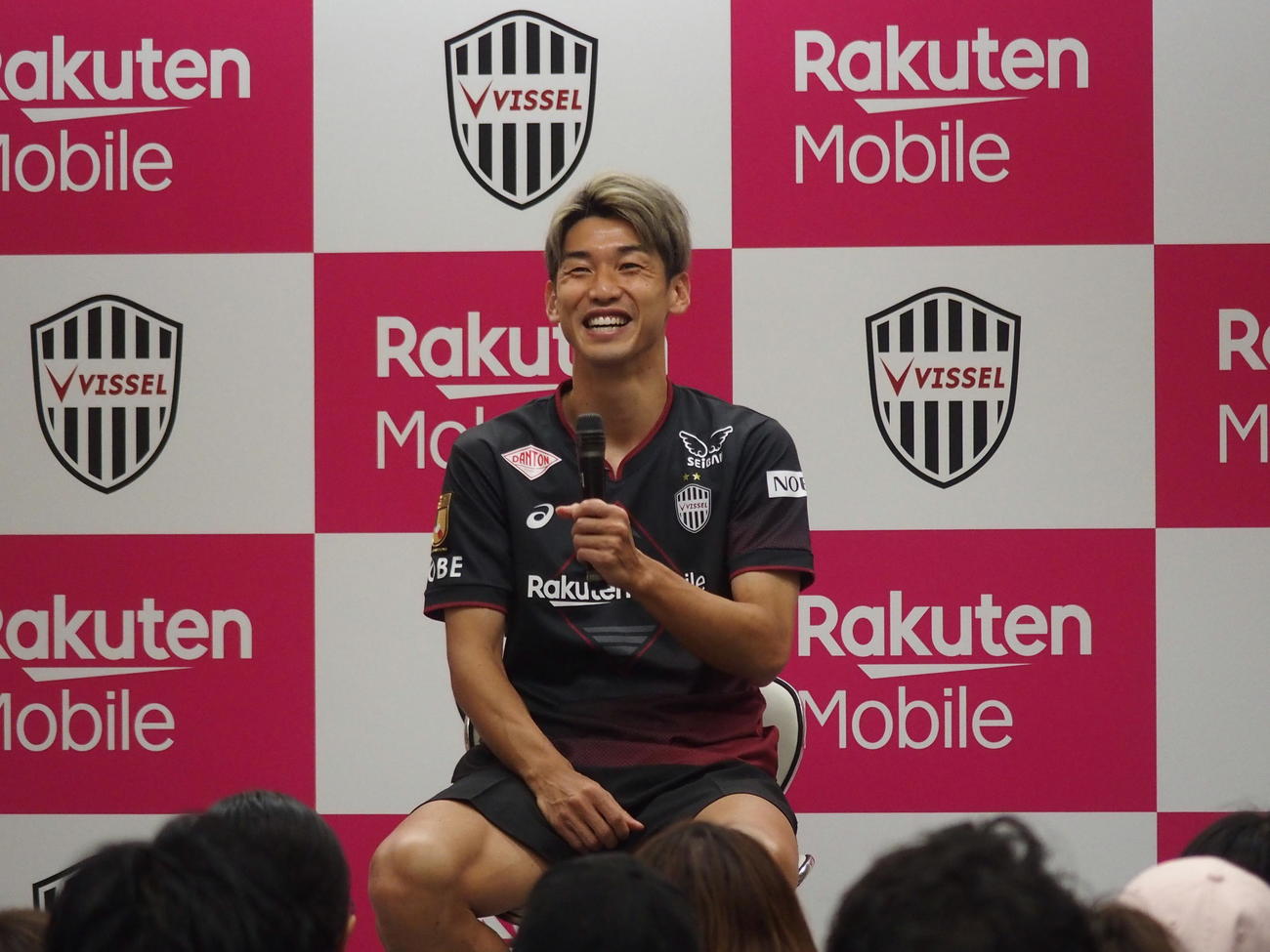 ファンからの質問に笑顔を見せる神戸FW大迫勇也（撮影・永田淳）