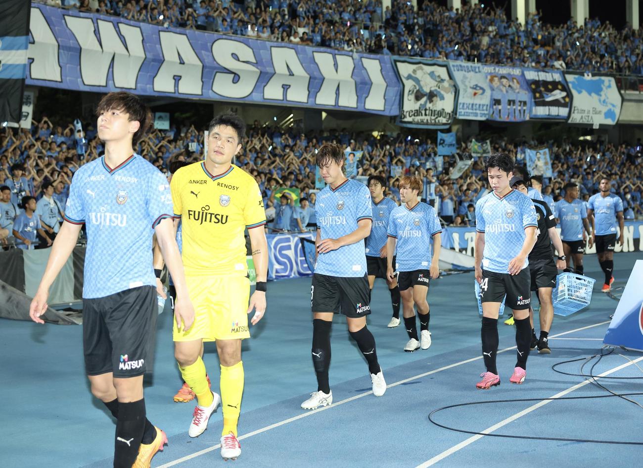 川崎F対広島　試合を引き分け、サポーターにあいさつして回る川崎Fイレブン（撮影・河田真司）