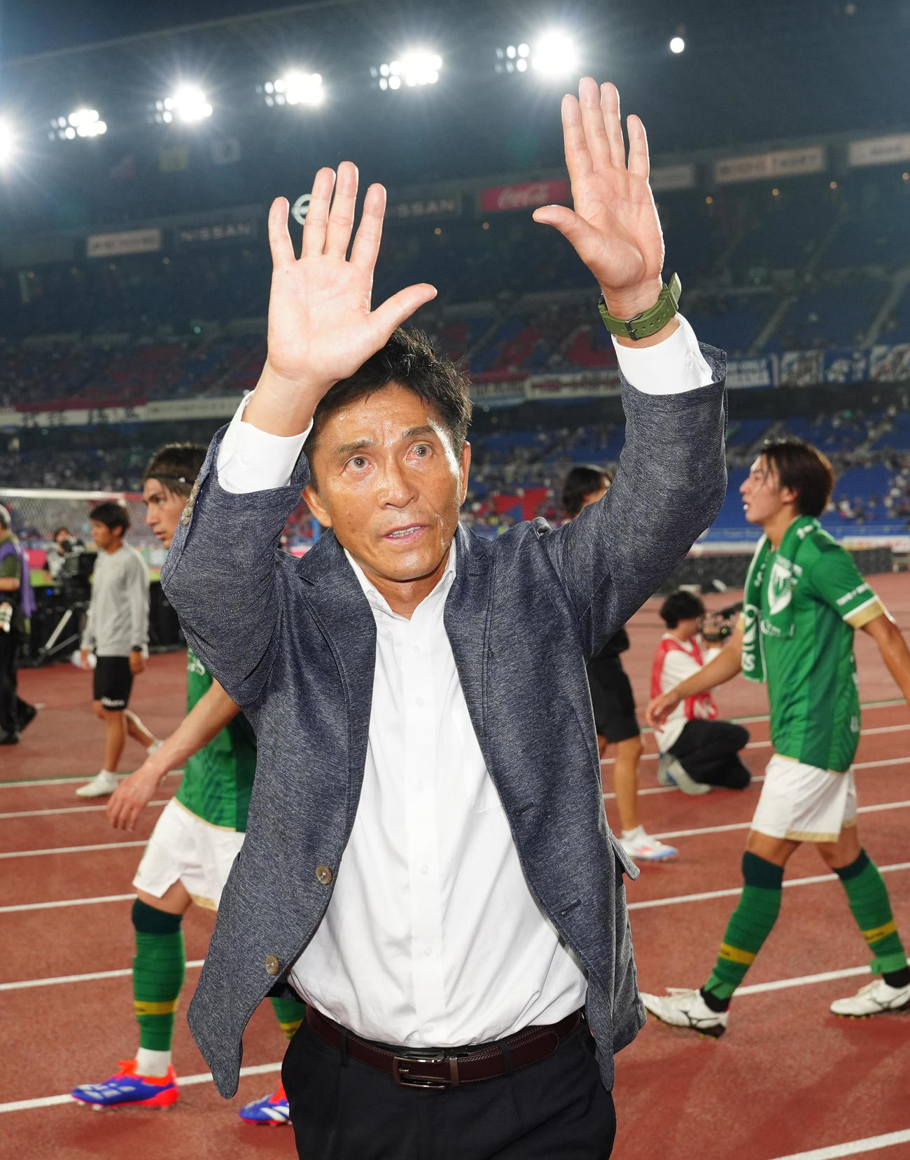 横浜対東京V　試合後、サポーターにあいさつする東京V城福監督（撮影・江口和貴）