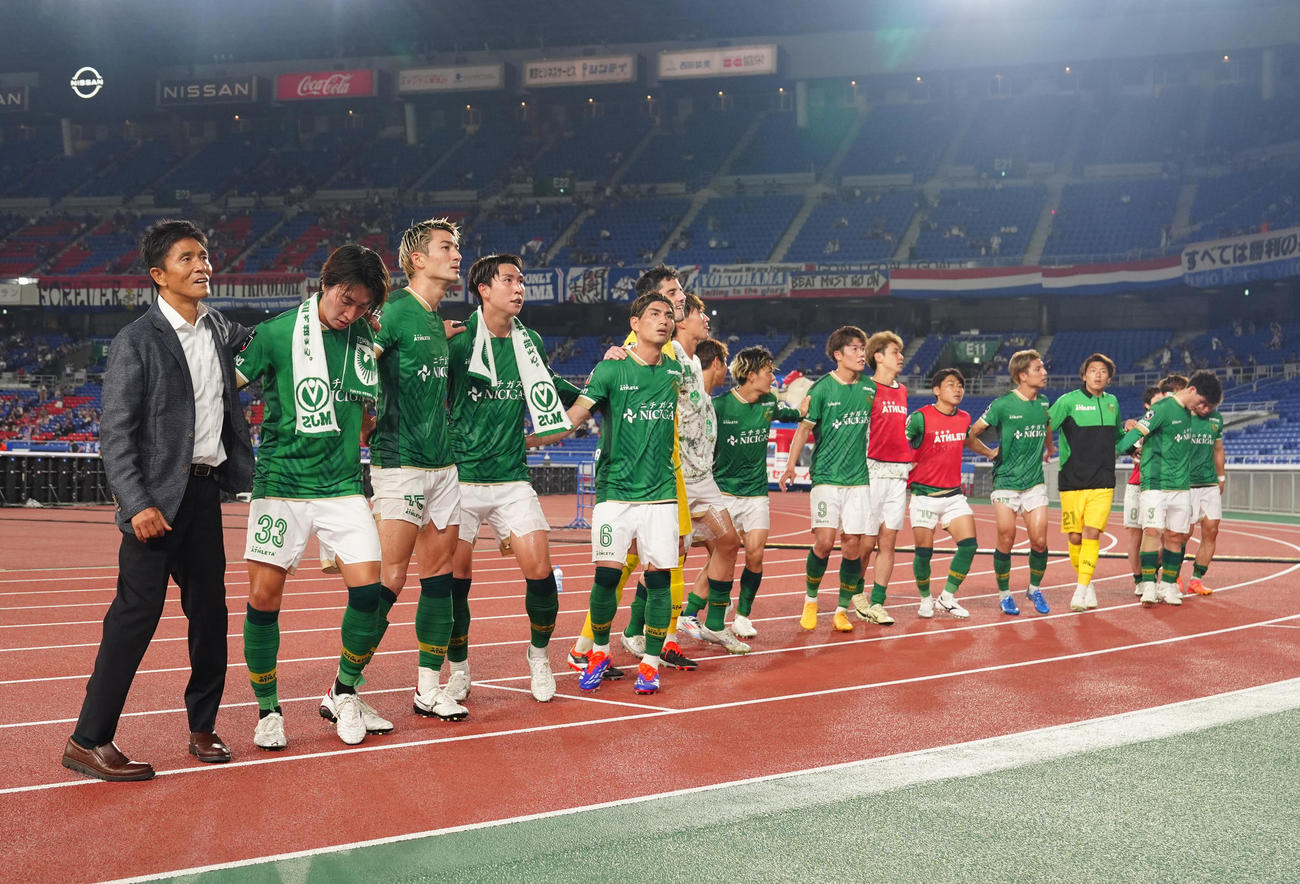 横浜対東京V　試合後、サポーターと勝利を喜び合う東京Vの選手たち。左端は城福監督（撮影・江口和貴）
