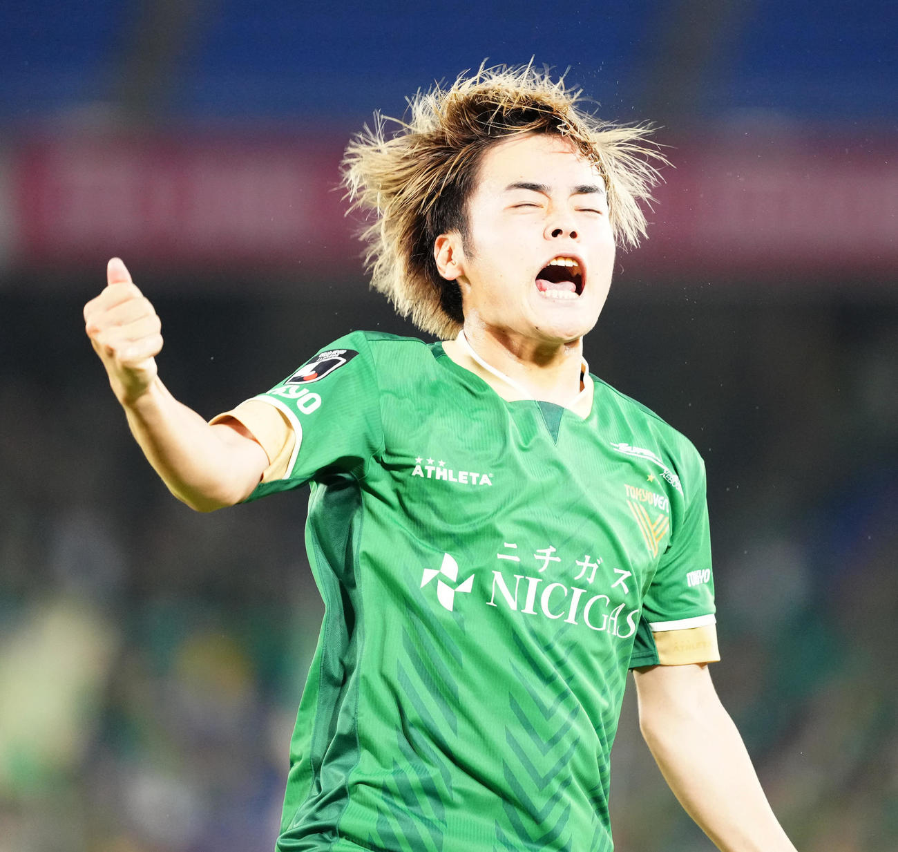 横浜対東京V　前半、先制ゴールを決め、ガッツポーズする東京V山見（撮影・江口和貴）