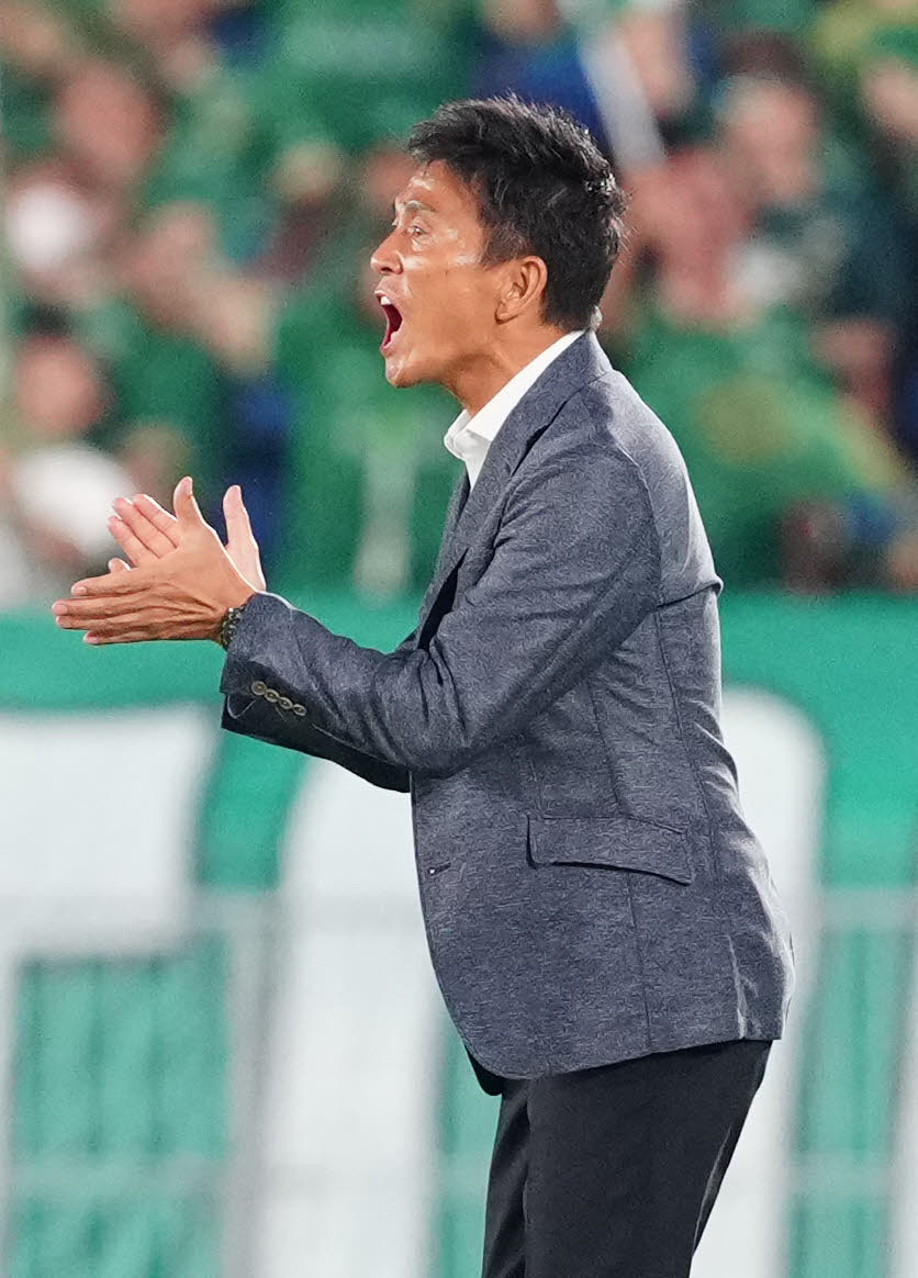 横浜対東京V　前半、東京V山見が先制ゴールを決め、手をたたき祝福する城福監督（撮影・江口和貴）