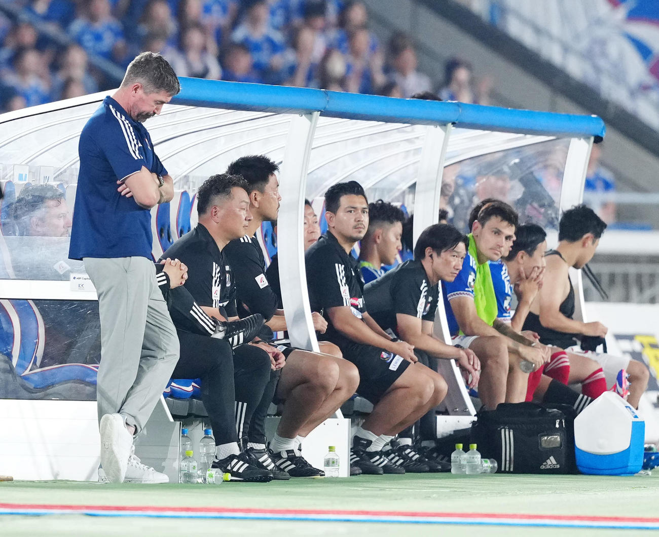 試合終了間際、厳しい表情の横浜キューウェル監督（左端）（撮影・江口和貴）