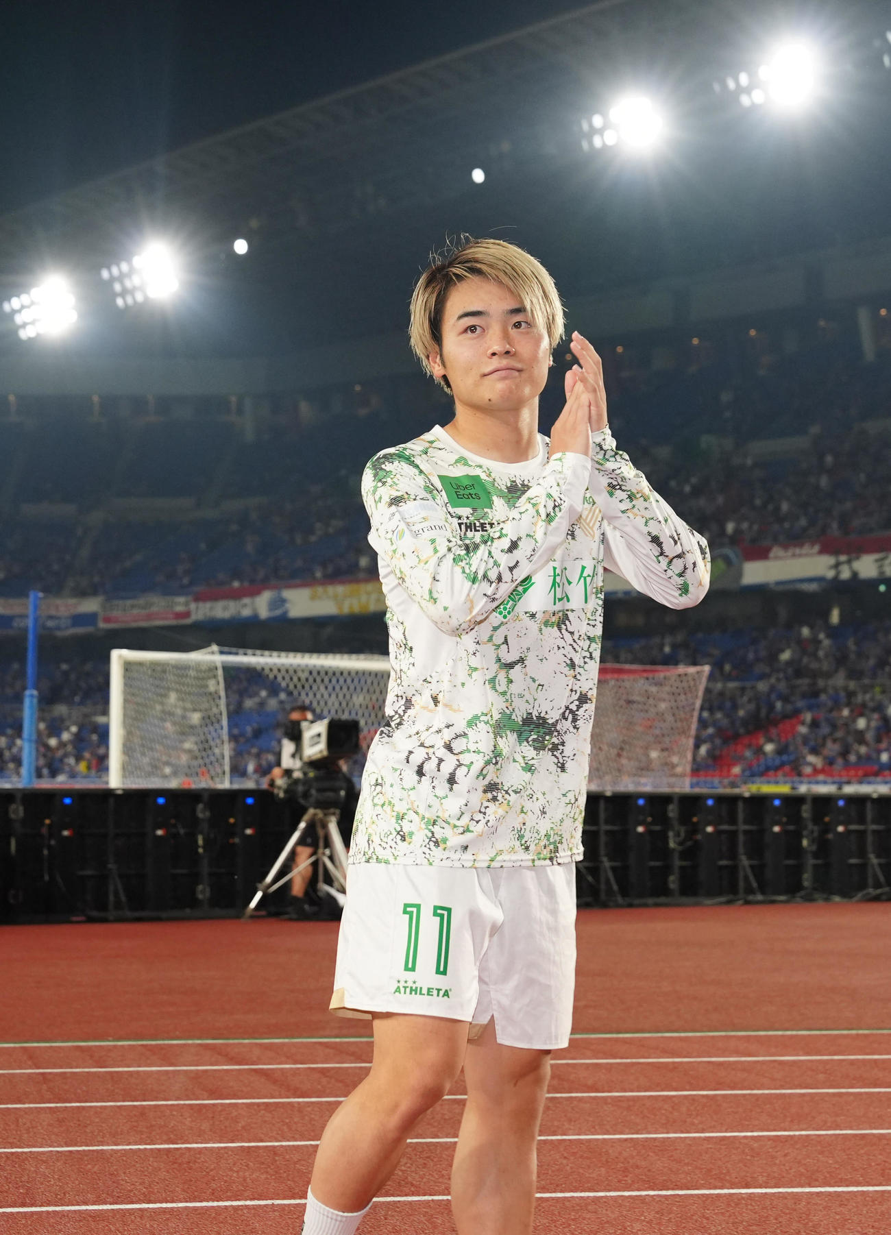 横浜対東京V　試合後、サポーターの声援に応える東京V山見（撮影・江口和貴）