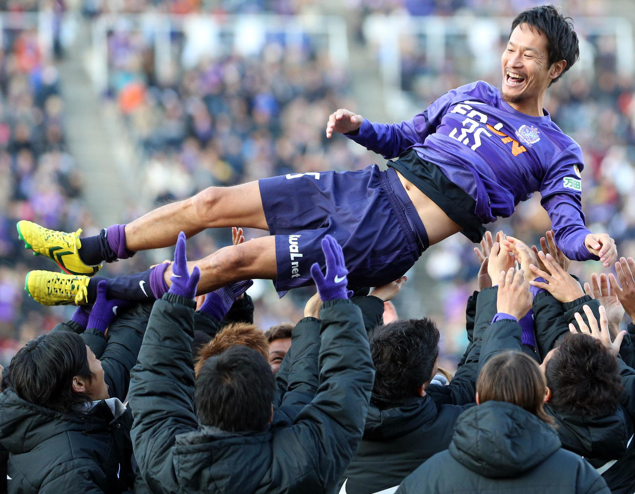 試合後、イレブンから胴上げされる広島MF中島浩司（13年11月30日撮影）