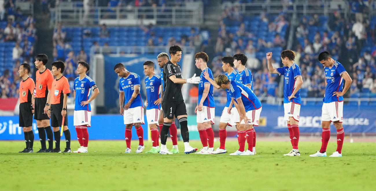 横浜対東京V　試合後、厳しい表情で整列する横浜の選手たち（撮影・江口和貴）