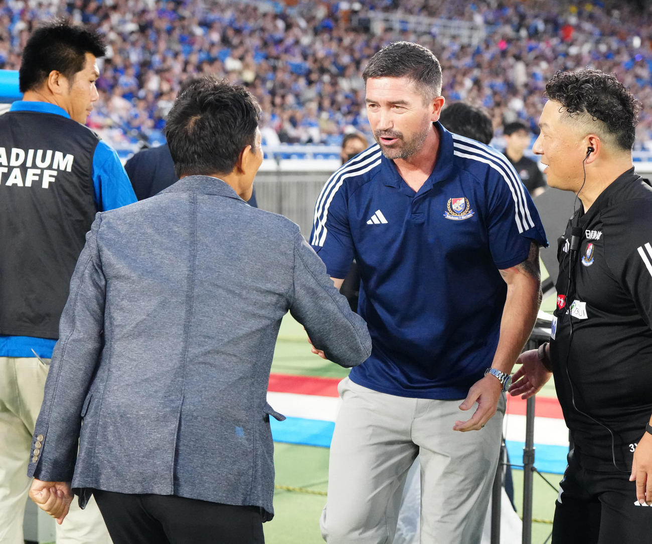 横浜対東京V　試合前、東京V城福監督（左）と握手を交わす横浜キューウェル監督（撮影・江口和貴）