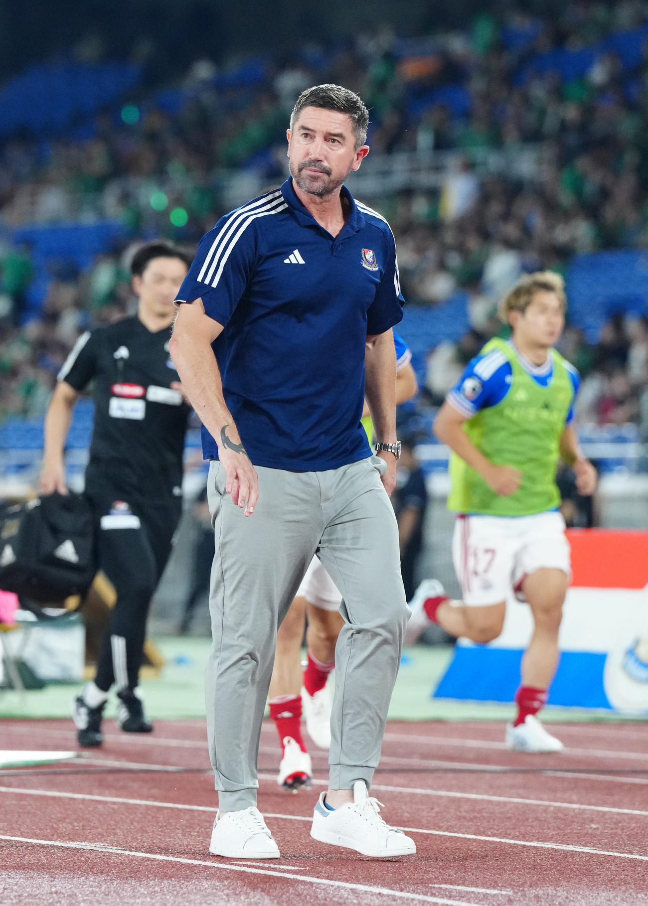 横浜対東京V　前半終了後、引き揚げる横浜キューウェル監督（撮影・江口和貴）