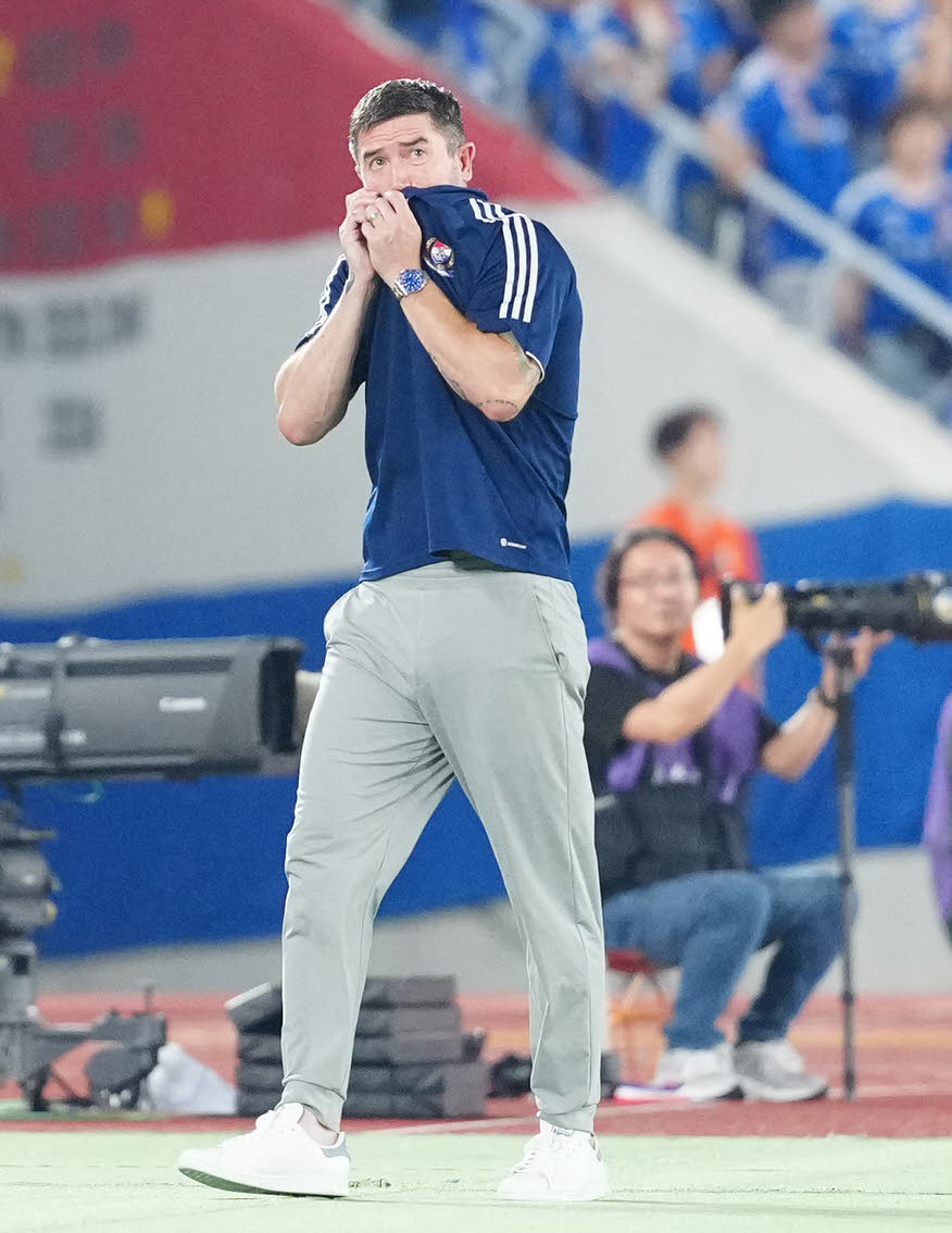 横浜対東京V　試合終了間際、厳しい表情の横浜キューウェル監督（撮影・江口和貴）
