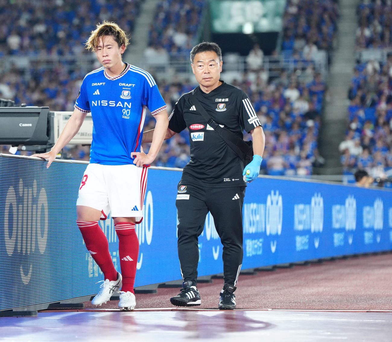 横浜対東京V　前半、脳振とうで交代した横浜渡辺泰（左）（撮影・江口和貴）