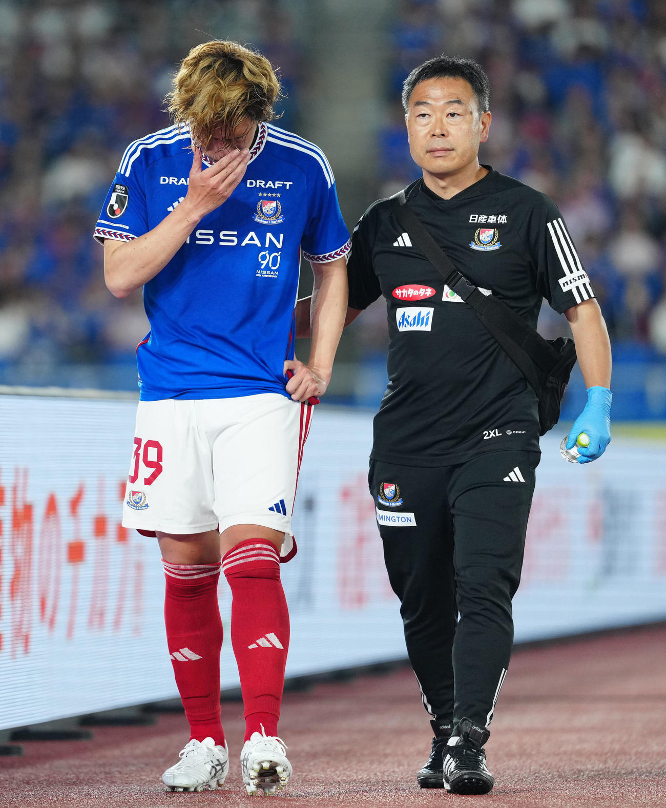 横浜対東京V　前半、脳振とうで交代した横浜渡辺泰（左）（撮影・江口和貴）