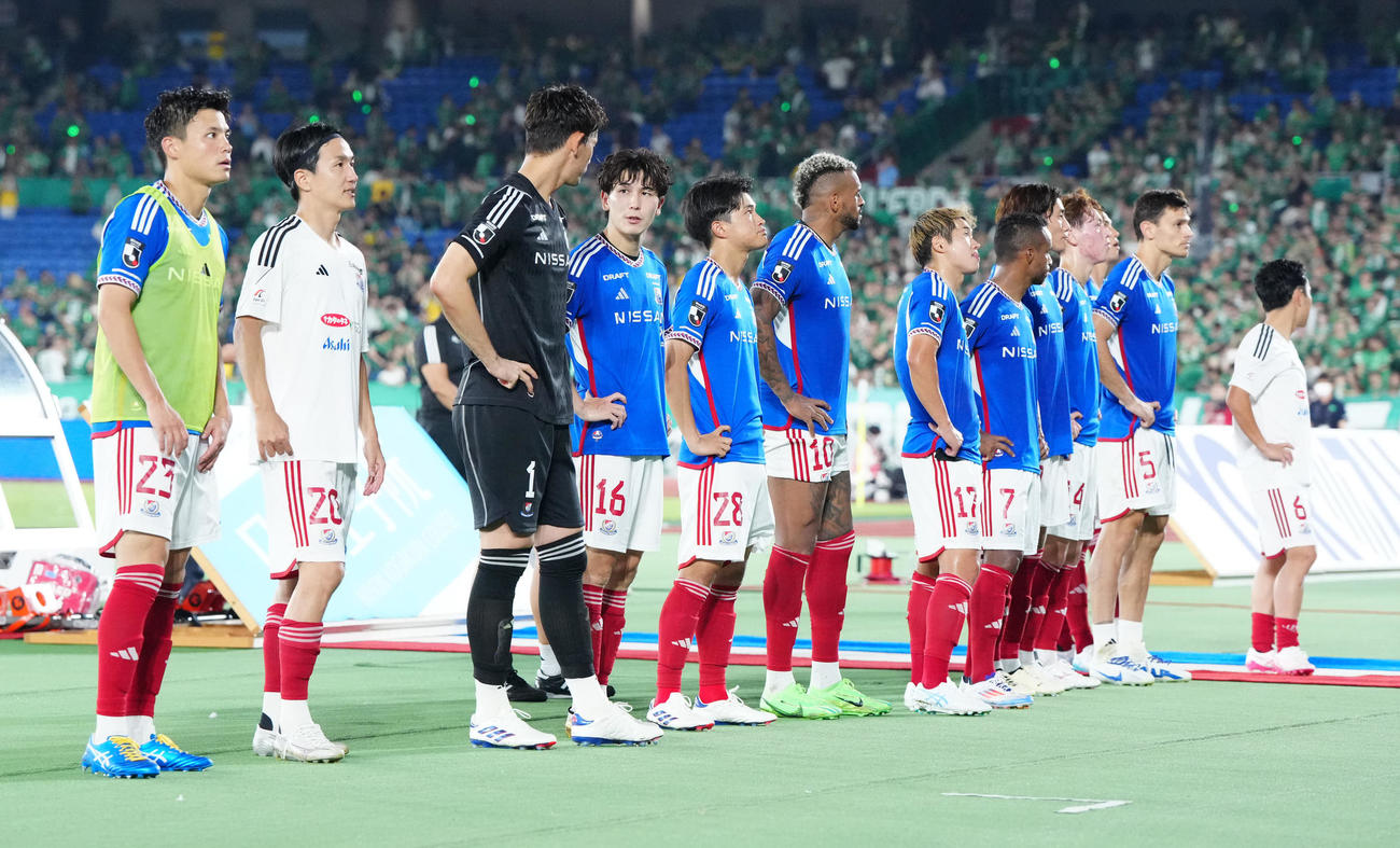 横浜対東京V　試合後、サポーターにあいさつする宮市（左端）ら横浜の選手たち（撮影・江口和貴）