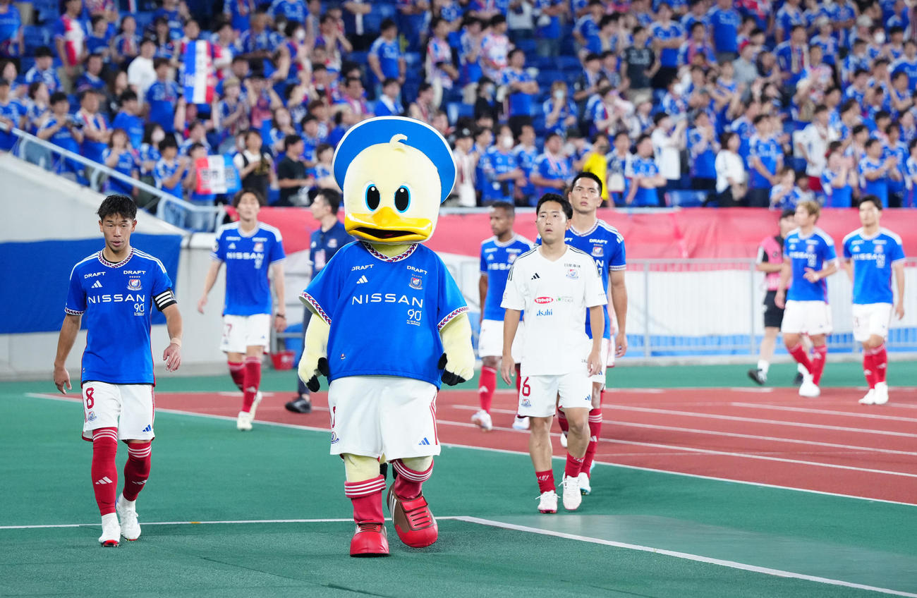 横浜対東京V　試合後、厳しい表情で場内1周する喜田（左端）ら横浜の選手たち（撮影・江口和貴）