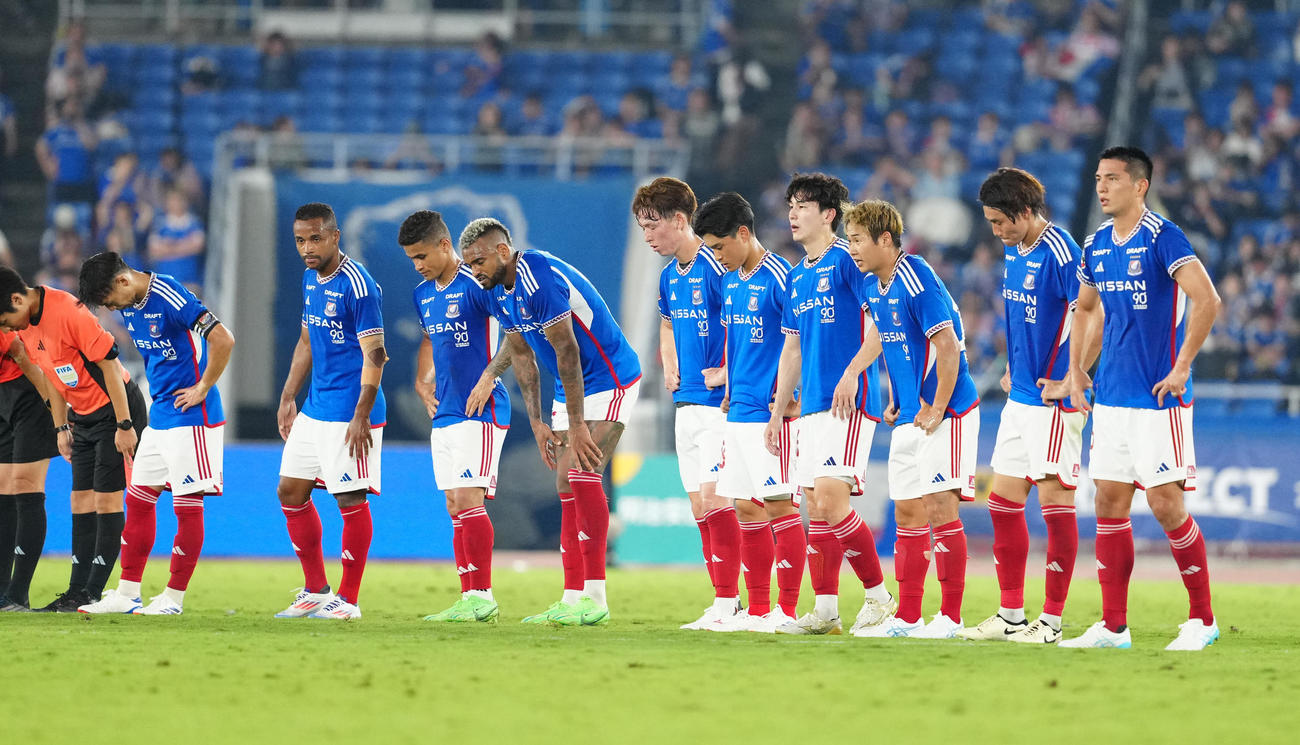 横浜対東京V　試合後、厳しい表情で整列する横浜の選手たち（撮影・江口和貴）