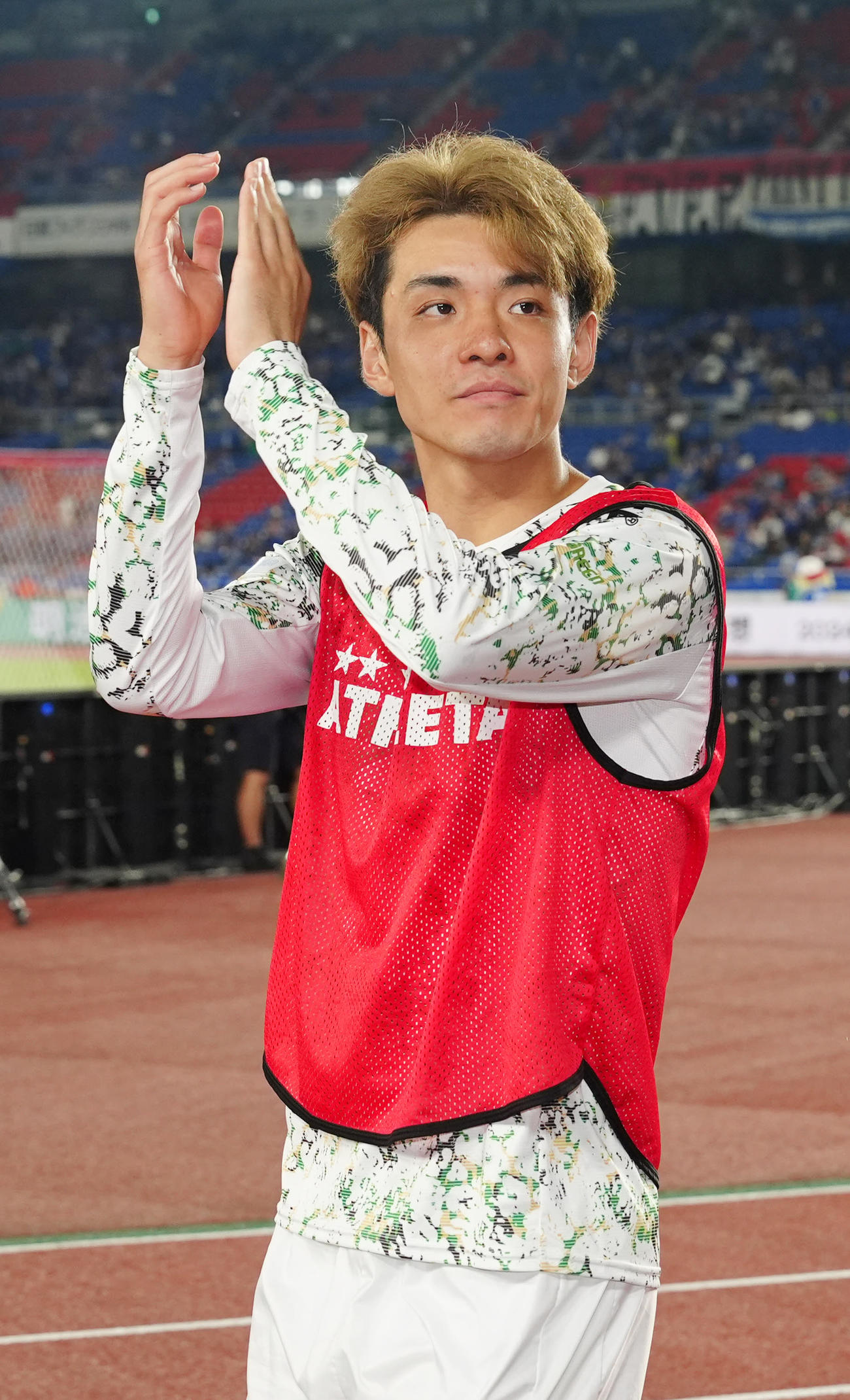 横浜対東京V　試合後、サポーターの声援に応える東京V山田楓（撮影・江口和貴）