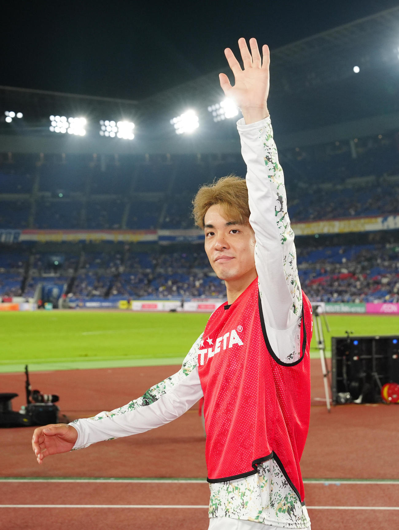 横浜対東京V　試合後、サポーターの声援に応える東京V山田楓（撮影・江口和貴）