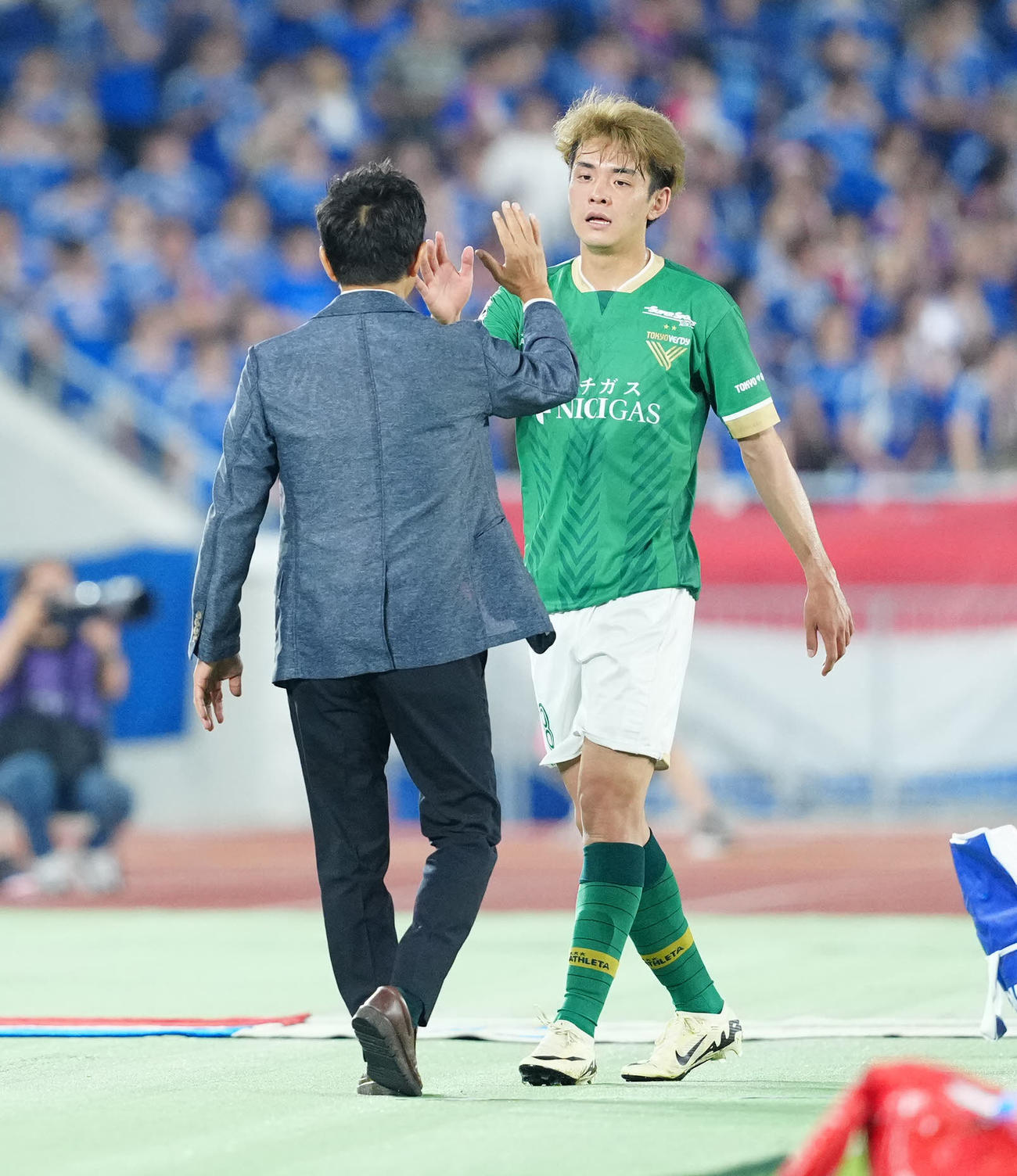 横浜対東京V　後半、交代し東京V城福監督（左）とタッチを交わす山田楓（撮影・江口和貴）