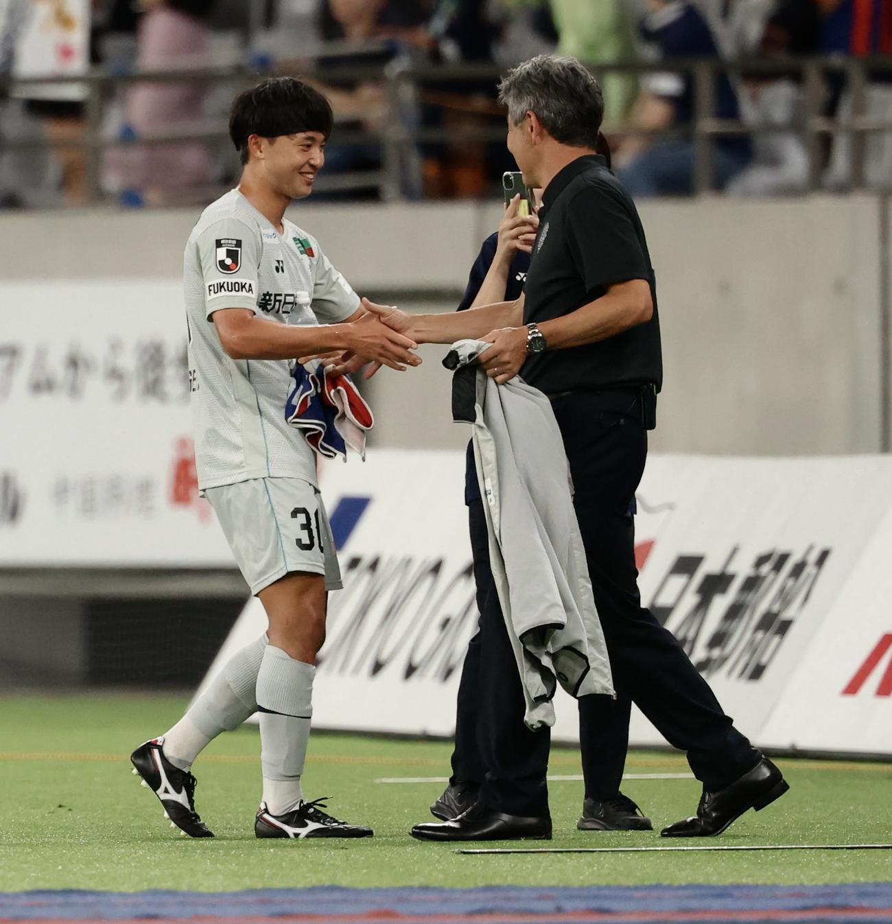 東京対福岡　東京に勝利し、長谷部監督（右）に迎えられる福岡重見（撮影・河田真司）