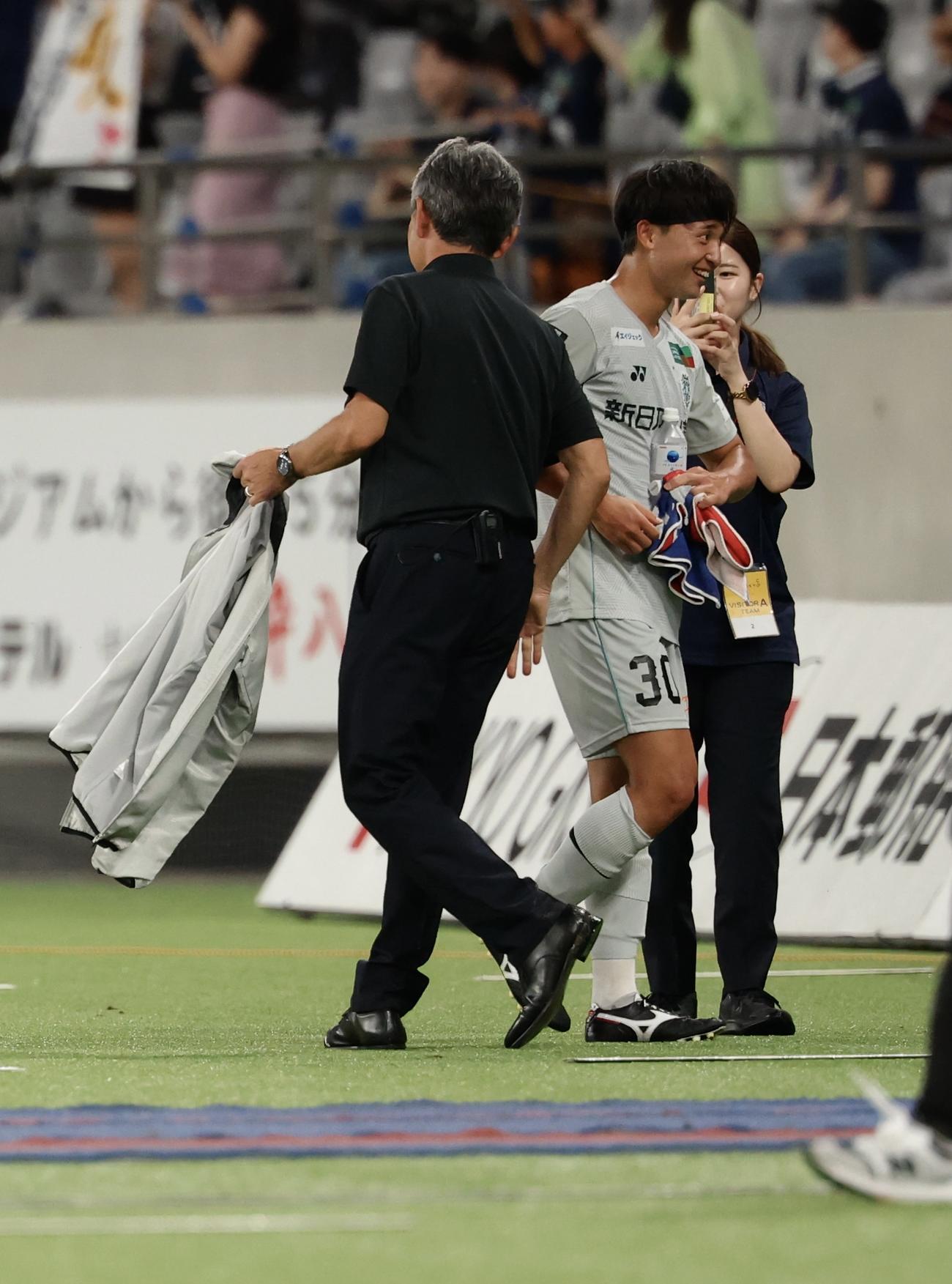 東京対福岡　東京に勝利し、長谷部監督（左）に迎えられる福岡重見（撮影・河田真司）