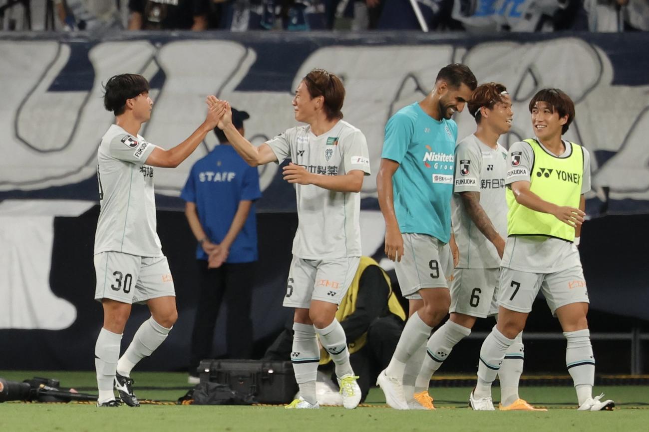 東京対福岡　後半、先制ゴールを決め、チームメートに迎えられる福岡重見（左）（撮影・河田真司）