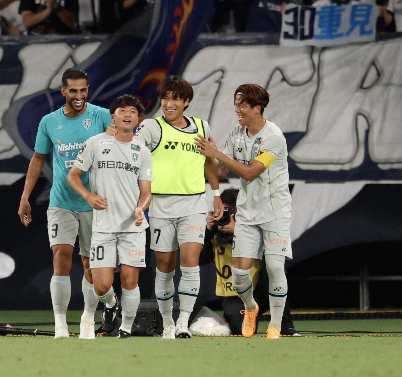 東京対福岡　後半、先制ゴールを決め、チームメートに迎えられる福岡重見（左から2人目）（撮影・河田真司）