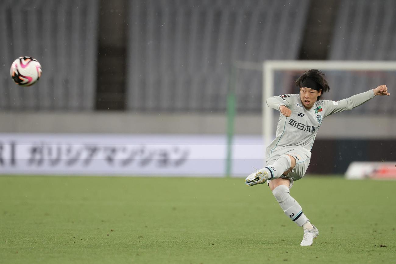 東京対福岡　前半、FKからゴールを狙う福岡紺野（撮影・河田真司）