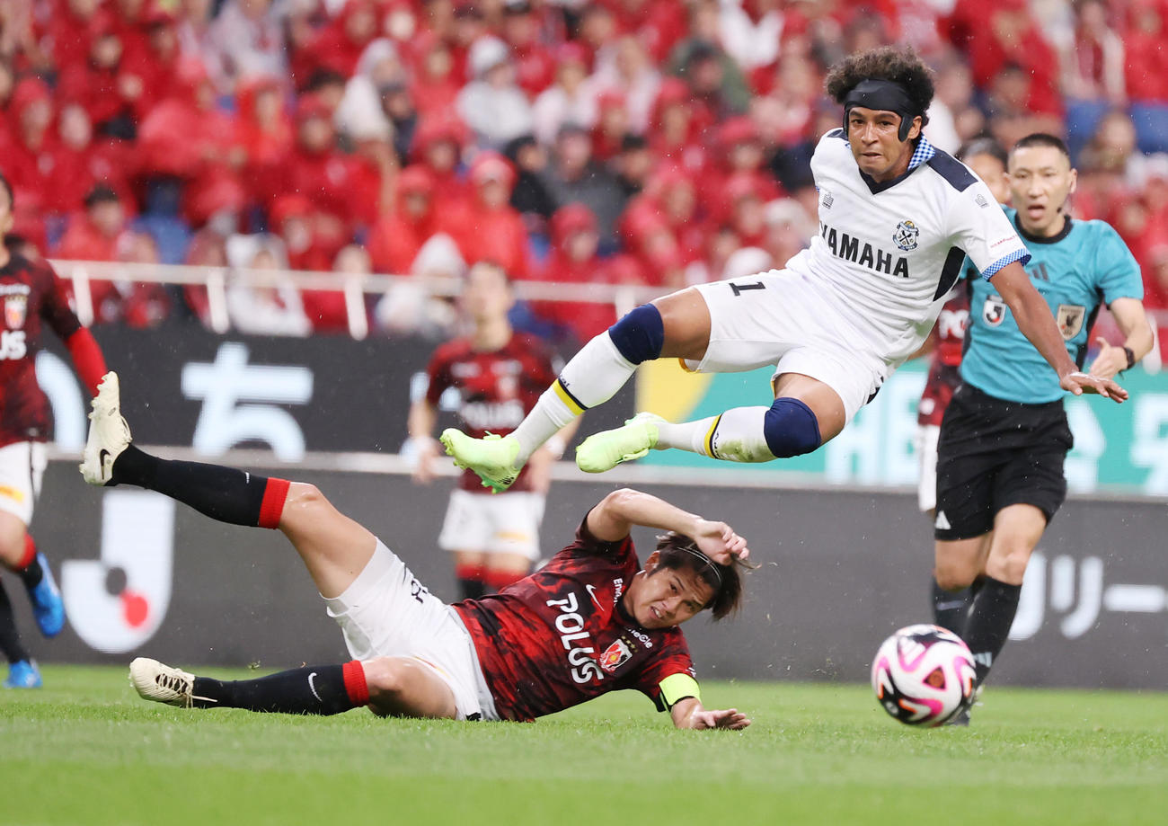 浦和対磐田　前半、競り合う磐田ジャーメイン（上）と浦和伊藤（撮影・野上伸悟）