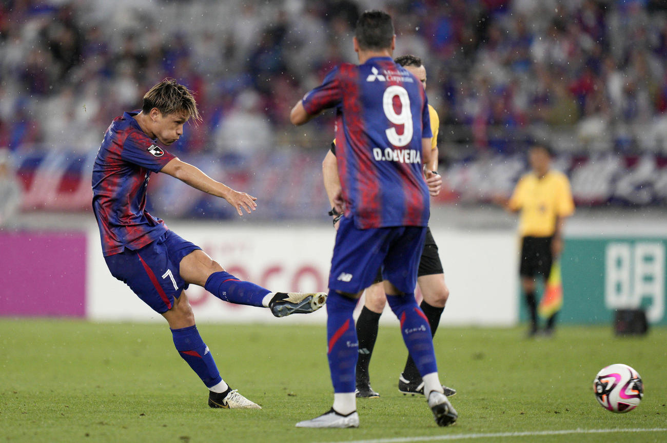 前半、ゴールを狙うFC東京松木（左）（共同）